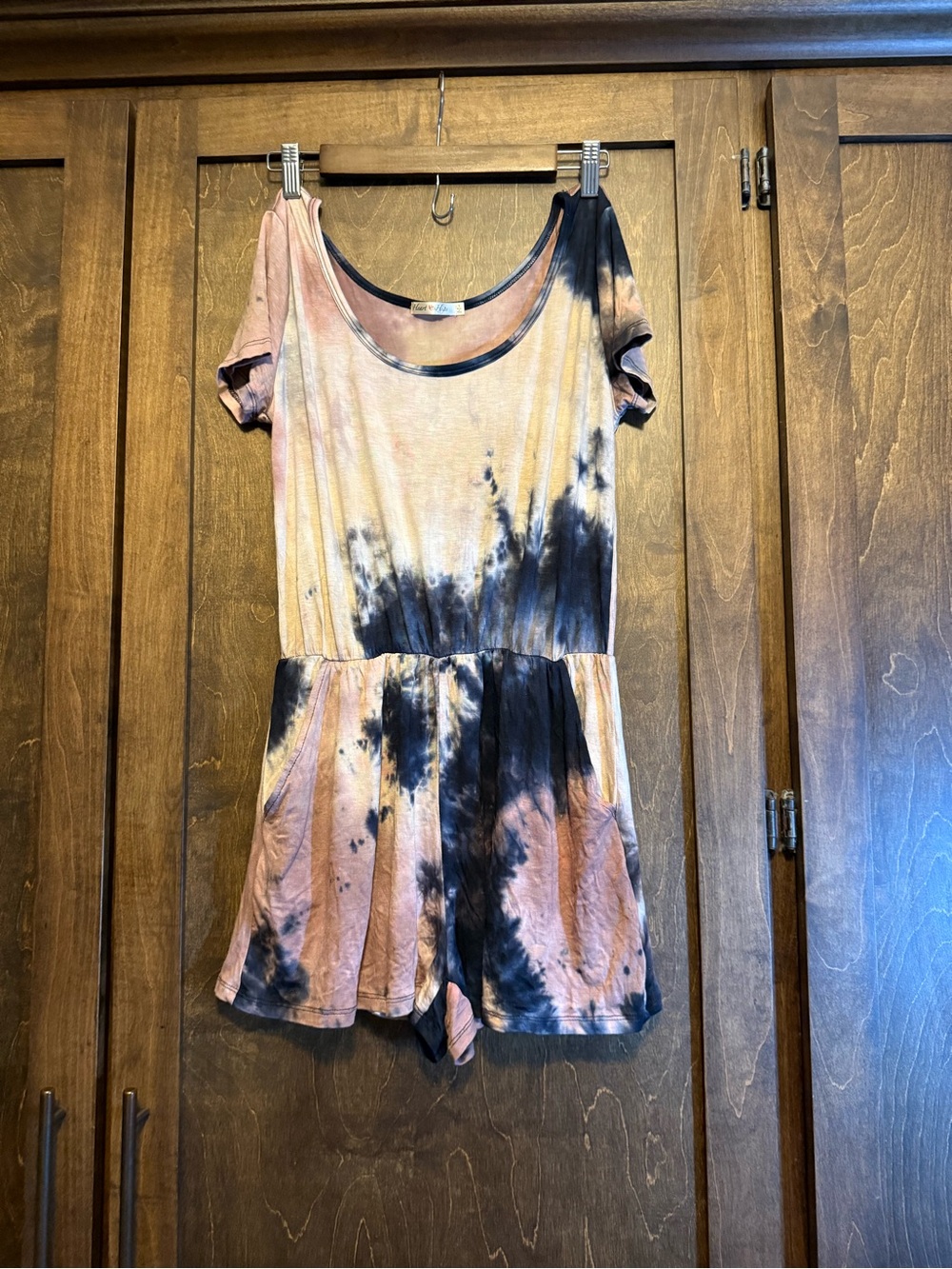 Heart & Hips Tie-Dye Short Sleeve Romper in Black and Peach